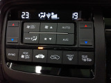 オートエアコンは左右席で独立温度コントロールが可能です。運転席はキンキンに冷やして助手席はマイルドにと言った設定が可能です。暑さ寒さでケンカすることもなくなりますね。
