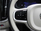 前方車を自動追従するアダプティブクルーズコントロールに加え、ステアリング操舵も行う進化型クルーズ『パイロットアシスト』を搭載。車体を車線内へと適正に維持しつつ先行車を忠実に追従します。