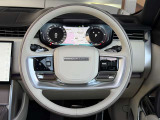 RANGEROVERのエレガントなステアリングはソフトレザーの握り心地の良いレザーを使用しています。