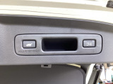 両手に荷物を持ったままでも開け閉めできるパワーテールゲート