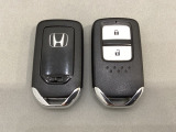 スマートキーを装備しています。鍵を差し込むことなくドアロックの開け閉めと、スタートボタン操作でのエンジンスタートができます。スペアキーも同じものを用意しております。
