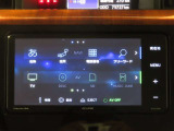 大画面SDナビ。ラジオやTVの視聴だけでなく、ハンズフリー通話や音楽再生がBluetoothなども接続可能です。
