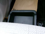 助手席シートアンダーボックス(スライド式)!運転用の替え靴や、車内に常備したいこども用品、着替えた服などを収納できます。