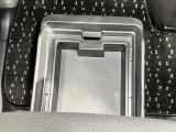 助手席シートアンダーボックス(車検証収納トレイ付)!大容量で前席からも後席からも引き出し可能!