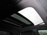 サンルーフ付きです。昼は気持ちよい風を取り入れたり、シェードを開けておくことにより車内が明るくなります。夜はシートを倒せば流れ星が流れたり星がたくさん見えるかも・・わくわくする装備ですね!
