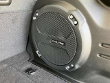 キーフォグボタンを押すだけでゲートが開き、カーゴスペースに荷物を収納できるパワーリフトゲート。広々とした荷室空間。