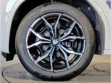 【BMWアロイホイル】軽量かつ強度に拘ったアロイホイル。走行性能ポテンシャルを引き出す設計。車の足元を引き締めてくれる大きなポイントはアロイホイルです。