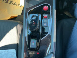 電気自動車およびe-POWER車特有の、軽い操作感なシフトレバー。パーキングブレーキは電磁式です。