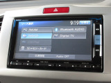 ナビゲーションは純正メモリーナビ(VXM-142VFi)を装着しております。AM、FM、CD、DVD再生、Bluetooth、フルセグTVがご使用いただけます。初めて訪れた場所でも安心ですね!
