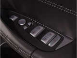 【ハンドル】ドライバーとBMW車の一体感がダイレクトに伝わるステアリングホイール。形状・太さへの拘りに加えて、操作性を高める為にスイッチ類も配置。クイックかつ安定のドライビングを体感下さい!