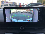 フロント+サイドビュー/リヤ+サイドビュー(写真はフロントビュー)で車両の左右側面が際まで見える。狭い道でのすれ違い時や幅寄せなど、車の左右の間隔が掴みやすくなり、壁や対向車との接触防止をサポート