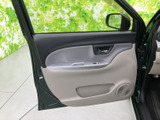 濃淡の異なる色使いが落ち着いた雰囲気をつくるドアまわりです。運転席から窓越しに周囲を確認しやすく、手元のスイッチ類もまとまっていて、日常の乗り降りを快適に支えます。