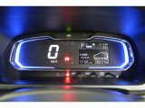 ステアリング越しのデジタルメーターは表示が大きく確認しやすくなっています。速度表示の右側には見やすくシンプルなマルチインフォメーションが備わっています。