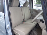フロントは助手席と繋がったベンチシートで、運転席は高さが調整できるハイトアジャスター付きです。また、ハンドルも高さの調整が出来るチルトステアリングです