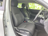 ゆったりとした座面と背もたれが備わり、運転席側から助手席まで落ち着いた雰囲気です。ドアを開けた際に前方の視界も広く、乗り降りの場面でも確認しやすい空間です。
