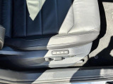運転席シートは電動アジャストタイプ。メモリープリセット機能付きなのでご家族で運転交代される際も、ポジション調整の手間がかかりません。