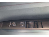 【運転席内ドア 】ミラー操作やウィンドウ開閉スイッチはドライバー目線で配置され、快適な操作性を実現!