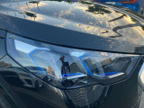 【LEDヘッドライト】先進のLEDテクノロジーを採用。放射される白色光の周波特性は太陽光に近く、バイキセノン・ヘッドライトを上回るコントラストで更に明るく輝きます!