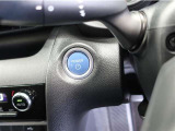 スマートキーを携帯していればキーを取り出さずにドアを施錠&解錠。クルマの始動も可能です。