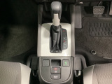 「e:HEV」は、モーター走行を中心にしながら電気エネルギーやエンジン動力を効率よく使い分けることができる賢いハイブリッドシステムです。サイドブレーキはスイッチ操作の電子制御パーキングブレーキです