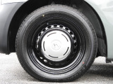 ★左前タイヤ★デザイン性と実用性を兼ね備えたホイールです!タイヤ詳細 155/65R14インチでタイヤの溝は、6mmございます。