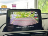 車両後方の映像とガイドラインがモニターに表示され、駐車時に周囲の様子を確認する目安になります。画面を見ながら後退できるため、駐車操作をサポートしてくれます。