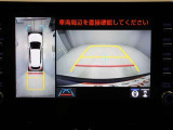 パノラミックビューモニターを装備。駐車場や交差点でクルマを真上から見るように周囲を確認できます。機能の詳細は販売店スタッフまでおたずねください。