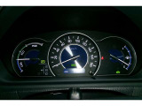 とっても見やすいハイブリッド車専用オプティトロンメーターです。夜間時はラグジュアリーな気分にさせてくれる照明が魅力ですので、夜のドライブも楽しみになりますよ♪