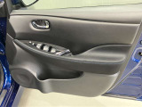 【運転席ドア】ボトルホルダーや収納ポケットが付いているので運転席周りもスッキリ保てます★