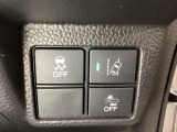 Hondaセンシング用の、VSA(ABS+TCS+横滑り抑制)解除と路外逸脱抑制機能のオンオフスイッチなどはハンドルの右側に装備しています。