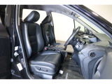 オプションのブラックレザーシートの運転席・助手席です。パワーシートも装備で長時間のドライブの疲れ軽減に貢献します。どうぞ快適なドライブを♪