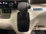 CVT車のセレクトレバーです。低速から高速まで、変速ショックのないスムーズな走りを実現するとともに、エンジン効率のよい領域を維持することで燃費にも貢献します。