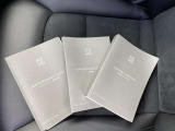 新車保証書、車両取扱説明書、ナビ取扱説明書 です。