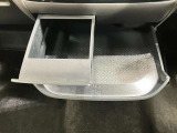 【カップホルダー付スライドトレイ】パックの飲み物も置けるドリンクホルダーです!