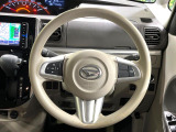 インテリアに合わせたデザインのステアリングは、運転される方のことも考え、運転しやすい形状、大きさです。是非一度、実際に触ってお確かめください。