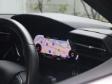 内装はシンプルに使い勝手を考え作られています。お車を運転する感覚をダイレクトに体感して頂けます。室内も広くロングドライブにも快適にお過ごしいただけます。