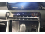 運転席・助手席・独立型オートエアコン。運転席と助手席側別々の温度設定ができ快適なドライブが楽しめます!さり気ない細やかな便利機能です。