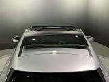 パノラミックルーフは、太陽の光を大きく取り入れあたかもオープンカーに乗っているような雰囲気をか持ち出します。非常に気持ちよく過ごせるオプションとなっております。