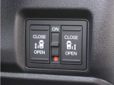 【両側電動スライドドア】ボタンを押すだけでスライドドアの開閉が可能。もちろんキーからの操作も可能。お子様を抱いている時・両手いっぱいの荷物を持ってる時など非常に役立ちます。