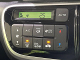 【オートエアコン】一度お好みの温度に設定すれば、車内の温度を検知し風量や温度を自動で調整。暑い&hellip;寒い&hellip;と何度もスイッチ操作をする必要はありません。快適な車内空間には必須の機能ですね♪