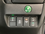 Hondaセンシング用の、VSA(ABS+TCS+横滑り抑制)解除と路外逸脱抑制機能のオンオフスイッチなどはハンドルの右側に装備しています。燃費に役立つECONボタンもここです。