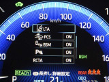 駐車場から後退する際に、左右後方から接近してくる車両検知し、ドアミラー内のインジケーター点滅とブザーにより注意を喚起するパーキングサポートブレーキ(後方接近車両)を装備しています。