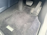 運転席フロアマットです。使用感がございますが、目立った汚れなどはありません。