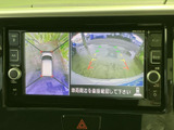 後方映像に加えて車両周辺の表示も確認でき、駐車や後退時の周囲確認をサポートします。画面の案内を目安にしながら、目視でも安全を確かめて操作できます。