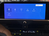 FMやAM、テレビ、Bluetoothなどの選択肢が画面にまとまり、目的に合わせて切り替えやすい構成です。日々使うメディアを画面で確認でき、車内での過ごし方が広がります。