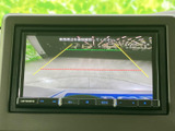後方の映像と目安線が画面に表示され、駐車時に周囲の様子を確認する際に便利です。車両周辺を直接確かめながら操作でき、日常の駐車をサポートします。
