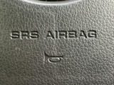 ステアリング中央にはSRS AIRBAGの表示があり、安全装備の存在を確認できます。握る位置から手を離さずに扱えるハンドルまわりは、運転中の基本操作に欠かせない部分。