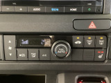 セレクトレバーの左上にオートエアコンがついてますので簡単操作で快適に過ごせます。運転席にはシートヒータースイッチ内蔵で温度設定ができます。