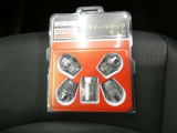 大切な愛車のアルミホイールを守ってくれるホイールロックナット付きのお車になります!!