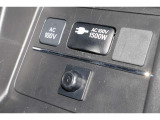 車載バッテリーからのDC電源を、AC100Vに変換して家電製品を車内で使えるようにしたコンセント付き電圧変換器付きです!!